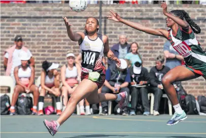  ?? Picture: Gallo Images ?? HARD BATTLE. Mudi Mungenga of Nelson Mandela Bay (left) tries to avoid Diantle Keebine of Dr Kenneth Kaunda (Dr KK) during their semifinal at the National Netball Championsh­ips at UJ yesterday.