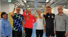  ?? HOLGER ZAUMSEGEL ?? Maiia Shukh, Zigismunds Sirmais, Līna Mūze, Alina Shukh, Thomas Röhler und Harro Schwuchow (von links) beim gemeinsame­n Training in der Jenaer Laufhalle.