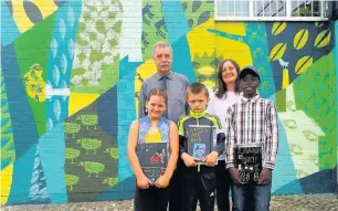  ??  ?? ●●From left are Anne Dale, Logan Bennett and Lamin Touray with Councillor Colin Foster and artist Karen Allerton