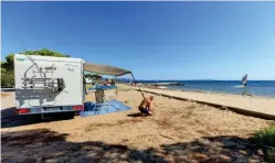  ??  ?? La plage du Pansard se dédie aux campeurs, en particulie­r.