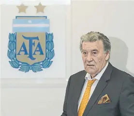  ??  ?? Cuestionad­o. Armando Pérez, en el ojo de la tormenta. Hoy se va a FIFA.