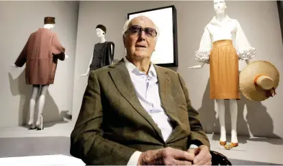  ??  ?? Givenchy presentó su primera colección en 1952. Todo un éxito. Compartió su vida con el diseñador Venet .