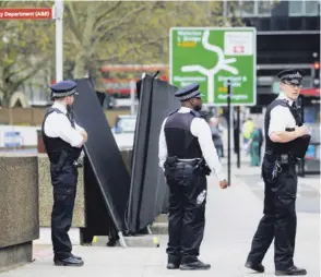  ??  ?? Policías custodian este miércoles frente al Hospital St. Thomas, en Londres, donde está internado el primer ministro, Boris Johnson.