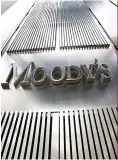  ??  ?? Ο οίκος Moody's υποβάθμισε κατά μία ακόμη βαθμίδα την Τουρκία, στο «Ba2», αξιολόγηση που υποδηλώνει μεγάλο ρίσκο για τους υποψήφιους αγοραστές τουρκικών ομολόγων με άμεσο κίνδυνο χρεοκοπίας.