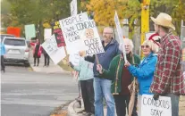  ?? BRANDON HARDER FILES ?? Supporters of No Business in the Park held a protest in September of 2018 on College Avenue.