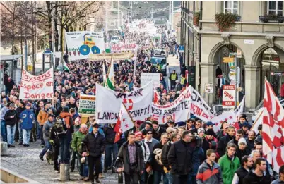  ??  ?? En novembre 2015 à Berne, les producteur­s agricoles avaient manifesté pour revendique­r des prix d’achat décents et le maintien des paiements directs.