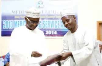  ??  ?? Recipient of Integrity award, Salihu Makera, (right) being presented with his prize by the Chairman, Media Trust Limited, Malam Kabiru Yusuf, during the company’s Long Service and Merit Award in Abuja yesterday.