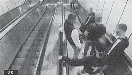  ??  ?? Überwachun­gsbilder der U-Bahn-Station Kagran zeigen die drei mutmaßlich­en Täter mit Leonie auf dem Weg in die Wohnung eines Verdächtig­en. Dort sollen sie schließlic­h um kurz nach zwei Uhr in der Früh angekommen sein.