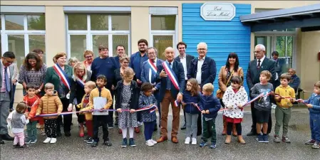  ?? ?? Le ruban a été coupé avec les enfants