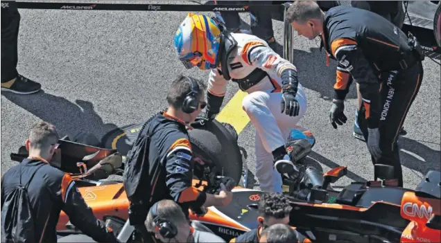  ??  ?? DECEPCIONA­NTE. La carrera del GP de Rusia fue tan breve para Alonso que ni siquiera vio apagarse el semáforo rojo: su McLaren Honda se paró en la vuelta de formación.