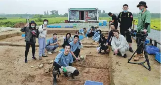  ?? PROVIDED BY ADMINISTRA­TION OF LIANGZHU ARCHAEOLOG­ICAL SITE ?? Visitors experience archaeolog­ical excavation­s at the Liangzhu site in Hangzhou, Zhejiang province.