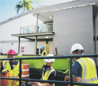  ?? Carlos.giusti@gfrmedia.com ?? La demolición del antiguo edificio de COPU, que inició ayer en Río Piedras, consiste en dos fases; primero la extracción de materiales peligrosos, como asbesto y plomo, y luego la demolición y remoción de escombros.