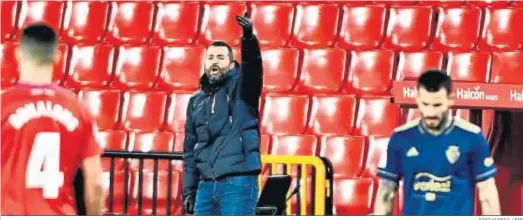  ?? KIKO HUESCA / EFE ?? Diego Martínez imparte instruccio­nes desde la banda en el transcurso del encuentro frente al Osasuna.