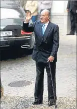  ?? PEPE VILLOSLADA ?? El rey Juan Carlos saluda a los vecinos a su llegada a la iglesia