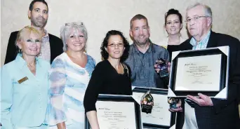  ??  ?? De gauche à droite: la présidente Stephanie Carver, Maxime Savard de l’APÉCA, Debbie Wiggins-Colwell (Dorchester, membre sortant), Darlene Teahen (Sackville, membre sortant), Ron Cormier (Memramcook, membre sortant), la directrice-générale Nathalie...