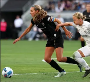  ?? KATELYN MULCAHY — GETTY IMAGES ?? Angel City FC’s Dani Weatherhol­t, left, sprints past Orlando’s Gunnhildur Jonsdottir during a May 8 game. ACFC suffered a disappoint­ing 1-0 loss to the Pride to even its regular-season record at 1-1.