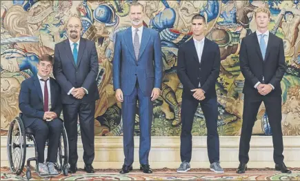  ?? Foto: efe ?? Martín De la Puente, Miguel Díaz (RFET), el rey Felipe VI, Carlos alcaraz y Martín Landaluce, ayer en la recepción en La Zarzuela