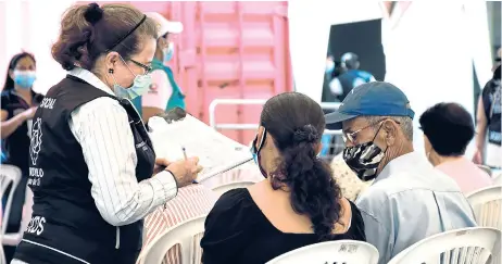  ?? FOTO: EL DIARIO ?? La vacunación de adultos mayores en Portoviejo se realiza en el aeropuerto Reales Tamarindos.