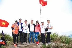  ?? VNA/VNS Photos Anh Tuấn ?? NEW HEIGHTS: Conquering the 'roof' of Lạng Sơn Province and being immersed in pristine nature is an unforgetta­ble memory for many trekkers.