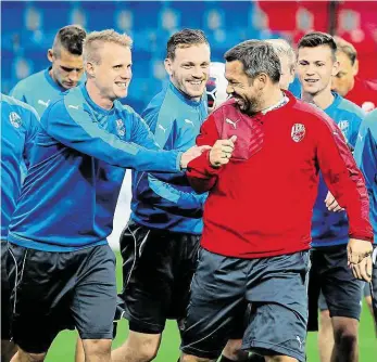  ?? Foto: Ladislav Němec, MAFRA ?? Do Plzně se vrátily žerty Jako za „starých časů“: plzeňský kapitán David Limberský vtipkuje s Pavlem Horváthem. Ten dnes zažije premiéru v roli asistenta kouče, tým prvně povede Karel Krejčí.