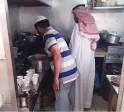  ??  ?? A Kuwait Municipali­ty inspector checks a restaurant’s kitchen during a recent campaign in Mubarak Al-Kabeer.