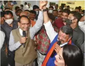  ??  ?? BJP general secretary and MP chief minister Kailash Vijayvargi­ya sing a song from the hit movie Sholay.