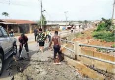  ?? ?? Officials of the state's Ministry of Works at the collapsed section, yesterday