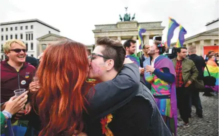  ?? TOBIAS SCHWARZ AGENCE FRANCE-PRESSE ?? Dans la capitale allemande, les militants pour les droits des homosexuel­s ont célébré devant la Porte de Brandebour­g l’annonce de la légalisati­on du mariage entre conjoints de même sexe.
