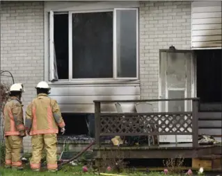  ?? JOHN RENNISON, THE HAMILTON SPECTATOR ?? Senior fire officials probe the scene at 340 Golden Orchard Dr. on Monday. Police are now investigat­ing.