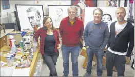  ??  ?? Les quatre artistes, hôtes permanents du centre culturel, dans l’atelier d’Olll (ici en pull bleu).