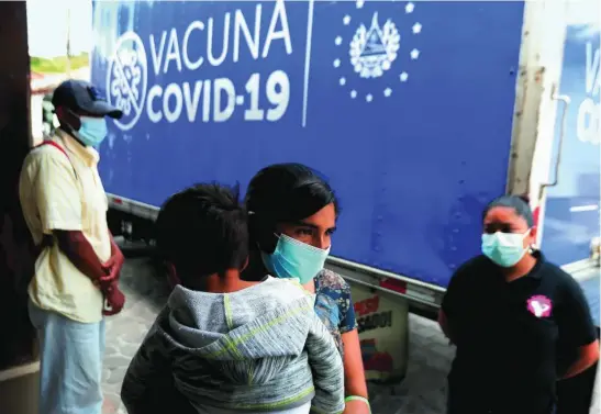  ?? EFE ?? Una hondureña agradece a los sanitarios la llegada de las 34.000 vacunas de El Salvador