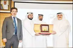  ?? KUNA photo ?? Honoring the Minister of Health, Dr. Ahmed Al-Awadi.