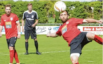  ?? Foto: Ernst Mayer ?? Den Ball und Tabellenpl­atz fünf fest im Blick hat der Bubesheime­r Angreifer Hakan Polat.