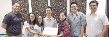  ??  ?? Members of Team Dreamweave (second to third, from left) Kathleen Villena, Phoebe Anne Bandoy and Mark Joseph Euste receive a Macbook Air from Benilde senior engagement associate Kay Donato (third from right), courtesy of Power Mac Center. With them are...