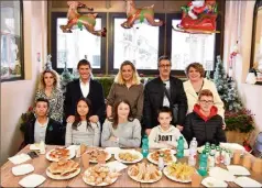  ??  ?? Six jeunes de Monaco récompensé­s par la mairie pour avoir passé du temps chez des personnes âgées isolées pour Noël. (Photos Mairie de Monaco)