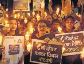  ?? PRAFUL GANGURDE/HT ?? Congress workers protest on the demonetisa­tion anniversar­y in Thane on Wednesday.