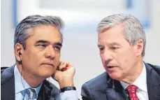  ?? FOTO: DPA ?? Die früheren Co-Chefs der Deutschen Bank, Anshu Jain (links) und Jürgen Fitschen, bei einer Hauptversa­mmlung des Kreditinst­ituts: Ihr Vorgänger Josef Ackermann verschmäht­e staatliche Hilfe in der Finanzkris­e – aus heutiger Sicht ein Fehler, so Fitschen.