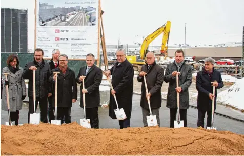  ?? Foto: Manfred Dittenhofe­r ?? Für den symbolisch­en Spatenstic­h zum Baubeginn des Bahnhalts bei Audi nahmen sie die Schaufeln in die Hand (von links): Renate Preßlein Lehle , Albert Mayer, Peter Mosch, Dr. Christian Lösel, Joachim Herrmann, Peter Kössler, Klaus Dieter Josel und...