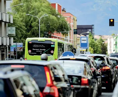  ?? ?? Paralisi
Il mix di pioggia e rientro dal weekend lungo ha portato code infinite lungo l’autostrada ma anche in ingresso in città. Un’ora di tempo per andare da Gries alla zona industrial­e