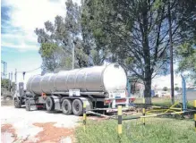  ?? ?? POR LA falta de agua, se envían camiones desde Bahía.
