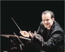  ?? FOTO: MARCO BORGGREVE ?? Dirigent Andris Nelsons steuerte in Salzburg das sinfonisch­e Geschehen mit lockerer Zeichengeb­ung.