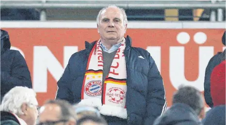  ?? FOTO: KOLBERT-PRESS/CHRISTIAN KOLBERT ?? Uli Hoeneß trägt beim Spiel gegen Dortmund den Schießener Schal.