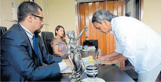  ??  ?? Trámites. La líder de la Tupac Amarú Milagro Sala firma recienteme­nte documentos vinculados con su situación legal en la cárcel de Jujuy.