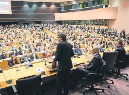  ?? JORDI BEDMAR / GENERALITA­T DE CATALUNYA ?? Unas quinientas personas acudieron a escuchar a los miembros del Govern en el Parlamento Europeo