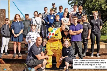  ?? NEIL SHERWOOD ?? Rhod Gilbert and Pudsey Bear with some of the children who will benefit from the adventure park in Hull