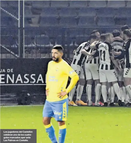  ??  ?? Los jugadores del Castellón celebran uno de los cuatro goles marcados ayer ante Las Palmas en Castalia.