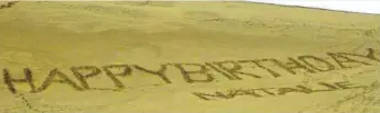  ?? TOTTORI PREFECTURE ?? Die Urheber dieses «Sand-Graffiti» mussten ihr Werk wieder mühselig entfernen.