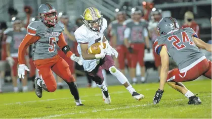  ?? DOUGLAS KILPATRICK/ SPECIALTOT­HE MORNING CALL ?? Whitehall’s Jaiden Lee, middle, brings in a pass and turns downfield pursued by Parkland’s Jesse Ruisch, 24, and Ediri Duke Friday night at Orefield Middle School.