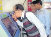  ?? PRABHAKAR SHARMA ?? A railway employee use a breathalys­er to mark attendance at the Jaipur Railway station.