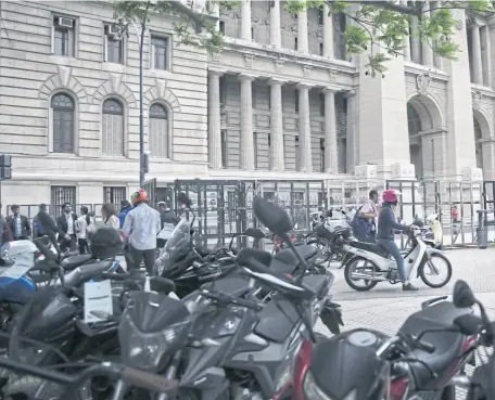  ??  ?? Motos estacionad­as frente al palacio de Tribunales, una postal que desaparece­rá